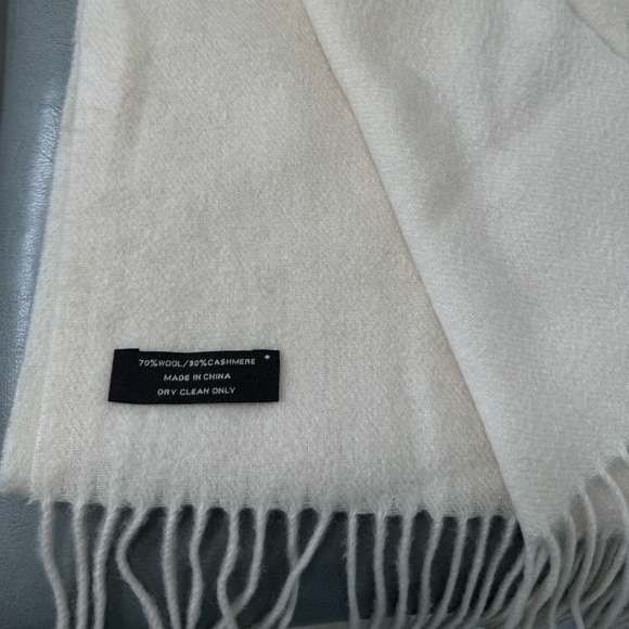 Coach Wool/Cashmere cream/beige scarf - Picture 6 of 7